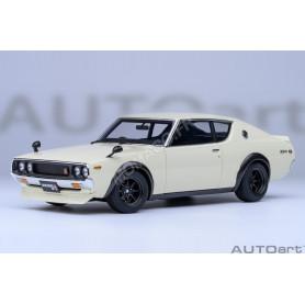 NISSAN SKYLINE 2000 GT-R (KPG110) VERSION TUNEE BLANC