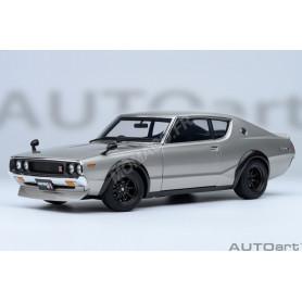 NISSAN SKYLINE 2000 GT-R (KPG110) VERSION TUNEE GRIS METALLISE